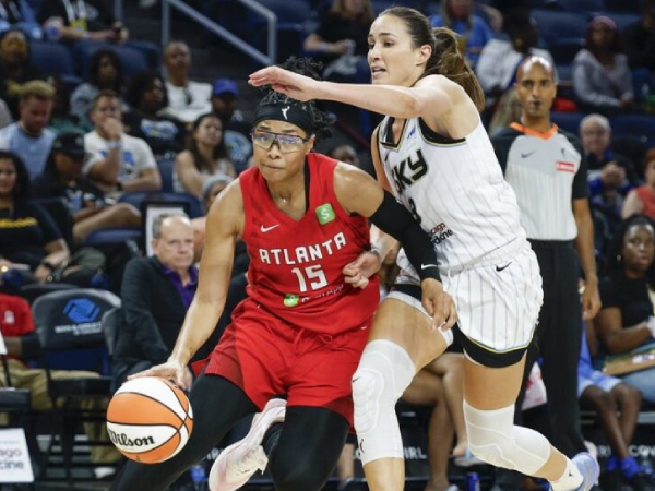 Allisha Gray (kiri) mencetak 25 poin saat Atlanta Dream meraih kemenangan 86-65 atas Chicago Sky pada Kamis (7/8) malam. (Foto: AP)