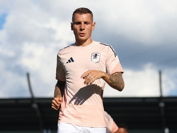 Lucas Digne menambah masa tinggalnya di Aston Villa. (Foto: Neville Williams/Getty Images)