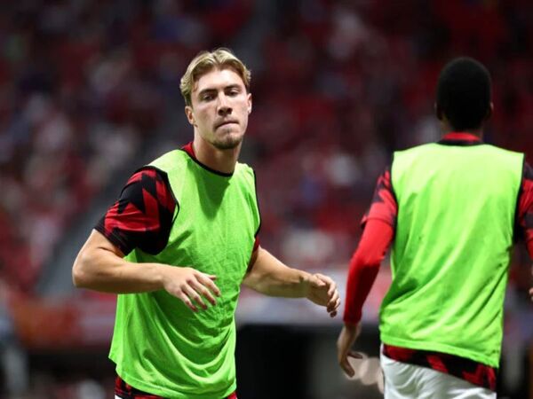 Tertarik meminjam Rasmus Hojlund dari Manchester United, AC Milan harus memenuhi sejumlah syarat yang ditetapkan oleh kubu Setan Merah / via Getty Images