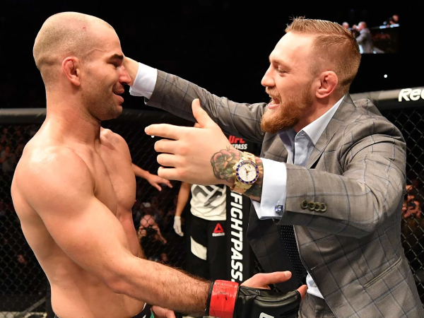 Artem Lobov (kiri) dan Conor McGregor. (Foto: Fight TV)