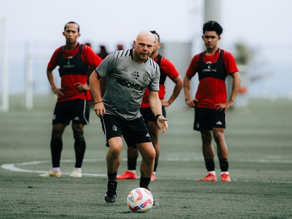 Pelatih Bali United, Johnny Jansen memimpin latihan timnya