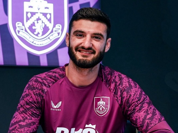 Burnley memboyong striker Chelsea, Armando Broja