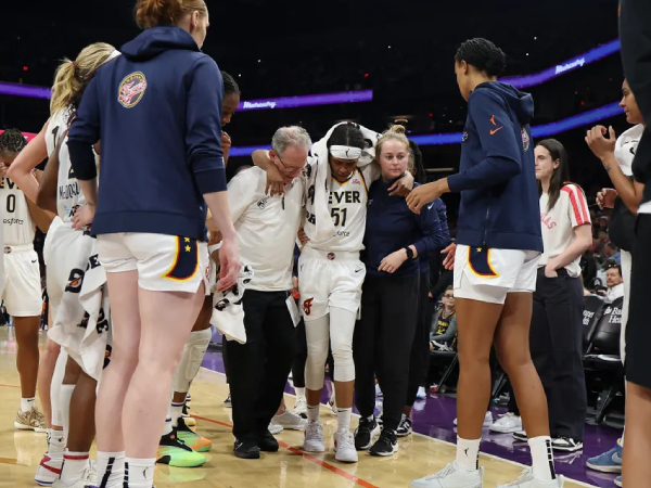 Guard Indiana Fever Sydney Colson harus dibantu keluar dari lapangan setelah mengalami robek ACL kiri versus Mercury. (Foto: AP)