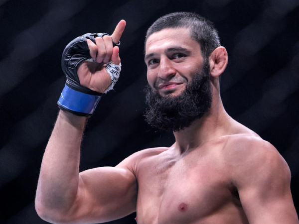 Khamzat Chimaev berambisi menjadi petarung UFC pertama yang memegang gelar di tiga kelas berat berbeda: welter, menengah, dan berat ringan. (Foto: Fight TV)