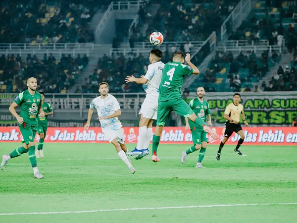 Pencetak gol PSIM Jogja, Ezequiel Vidal dikawal pemain Persebaya Surabaya