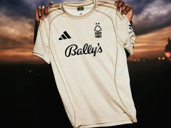 Renda Khas Kota Jadi Inspirasi Jersey Tandang Terbaru Nottingham Forest
