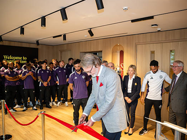 Sir Jim Ratcliffe Resmikan Pusat Latihan Baru Manchester United