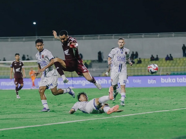 Pemain PSM Makassar, Victor Luiz dikawal pemain Persijap Jepara