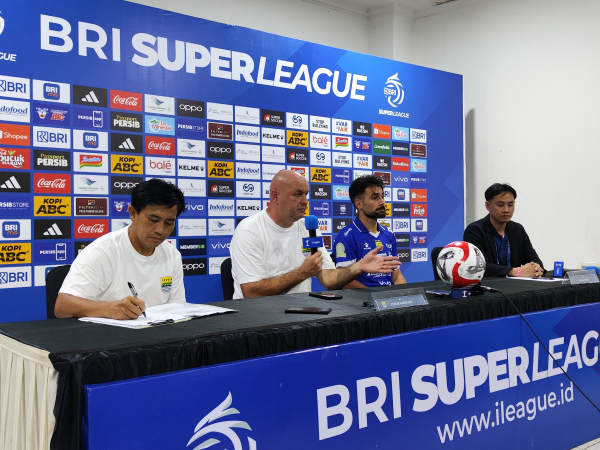 Adam Przybek harus menunda debut di Super League Indonesia karena hukuman yang dibawa dari klub sebelumnya