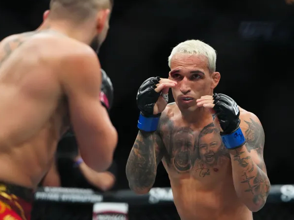 Pertarungan melawan Rafael Fiziev akan menjadi pertarungan pertama Charles Oliveira di Brasil dalam lima tahun. (Foto: Fight TV)
