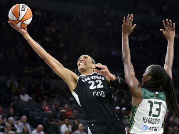 A’ja Wilson (kiri) mencetak 29 poin saat Las Vegas Aces meraih kemenangan kandang 90-86 atas Seattle Storm pada Jumat (8/8). (Foto: AP)
