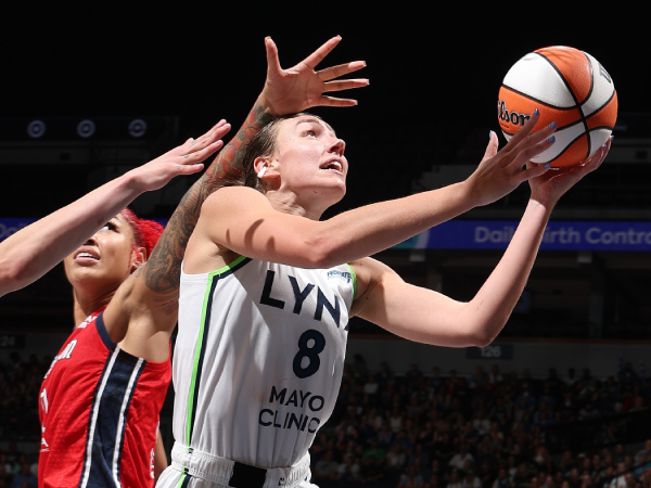 Alanna Smith (depan) mencetak 25 poin saat Minnesota Lynx mengalahkan tim tamu Washington Mystics 80-76 pada hari Jumat (8/8) malam. (Foto: AP)