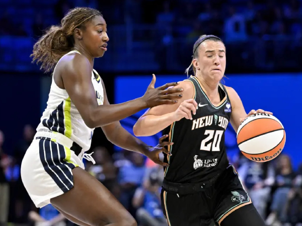 Sabrina Ionescu (kanan) mencetak 16 poin saat New York Liberty meraih kemenangan 88-77 atas Dallas Wings pada Jumat (8/8) malam. (Foto: AP)