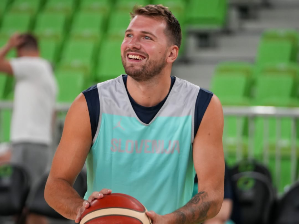 Luka Doncic mengikuti latihan bersama timnas Slovenia jelang Eurobasket 2025. (Foto: AFP)