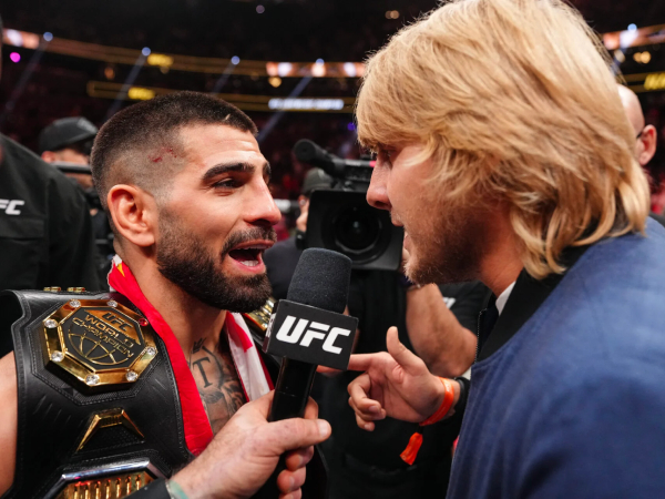 Paddy Pimblett (kanan) menyambangi Ilia Topuria setelah pertarungan melawan Charles Oliveira. (Foto: Fight TV)
