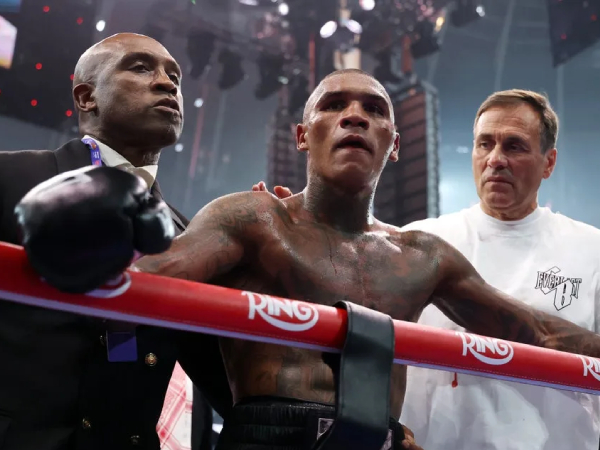 Conor Benn (tengah) diapit sang ayah Nigel dan pelatih Tony Simms. (Foto: Fight TV)