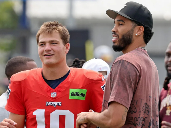 Jayson Tatum berbincang dengan quarterback rookie New England Drake Maye. (Foto: AP)