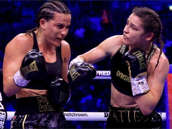 Katie Taylor (kanan) mengalahkan Chantelle Cameron pada November tahun lalu. (Foto: Fight TV)