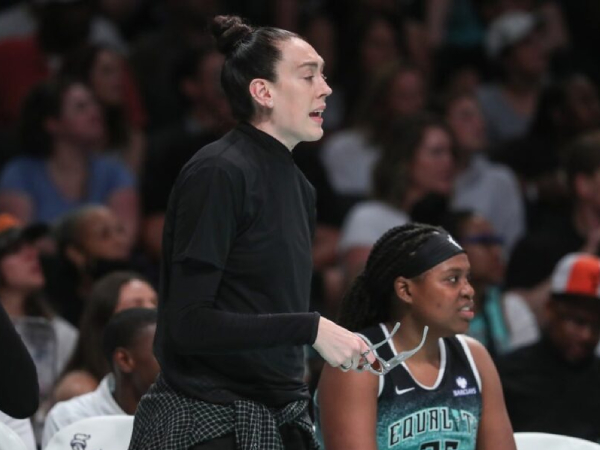 Breanna Stewart memberikan dukungan kepada rekan-rekannya dari bangku cadangan. (Foto: AP)