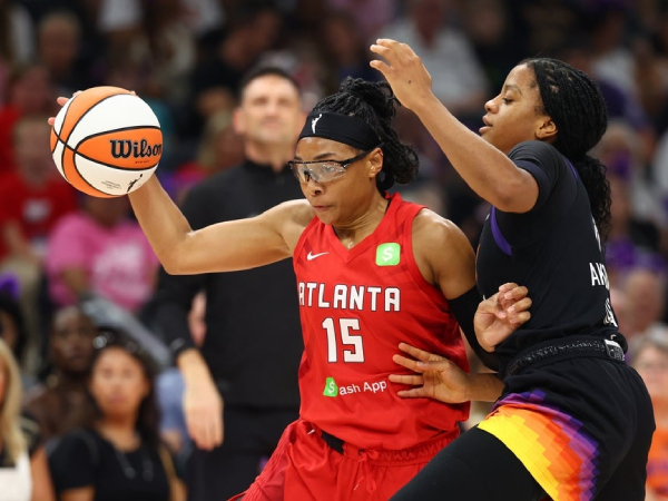 Allisha Gray (kiri) mencetak 17 poin saat Atlanta Dream meraih kemenangan 74-66 atas tuan rumah Phoenix Mercury pada Minggu (10/8). (Foto: AP)
