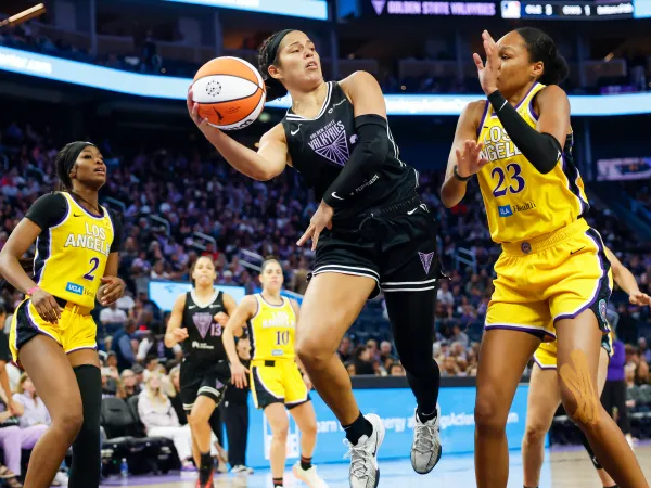 Veronica Burton (tengah) mencetak 16 poin saat Golden State Valkyries mengalahkan tim tamu Los Angeles Sparks 72-59 pada Sabtu (9/8) malam di San Francisco. (Foto: AP)