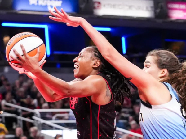 Kelsey Mitchell (kiri) mencetak 26 poin saat tuan rumah Indiana Fever mengalahkan Chicago Sky 92-70 pada Sabtu (9/8) malam di Indianapolis. (Foto: AP)