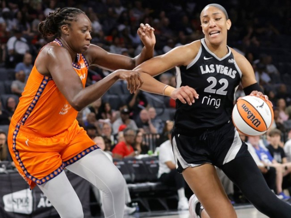 A’ja Wilson (kanan) mencetak 30 poin saat Las Vegas Aces mengalahkan Connecticut Sun 94-86 pada Minggu (10/8). (Foto: AP)