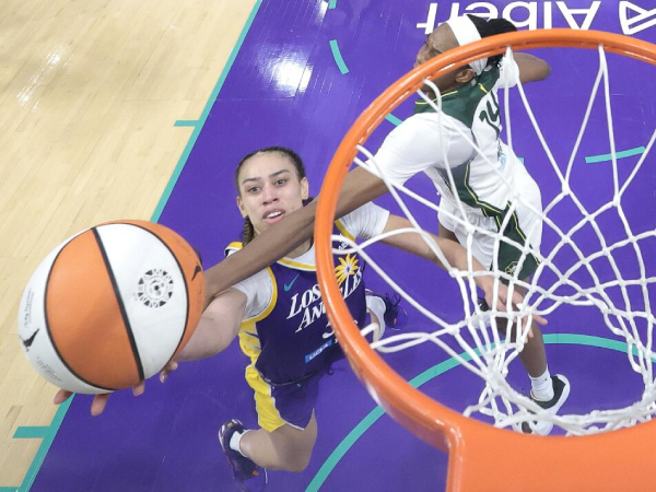 Dearica Hamby (kiri) mencetak 19 poin saat Los Angeles Sparks menang 94-91 atas tim tamu Seattle Storm pada Minggu (10/8) malam. (Foto: AP)