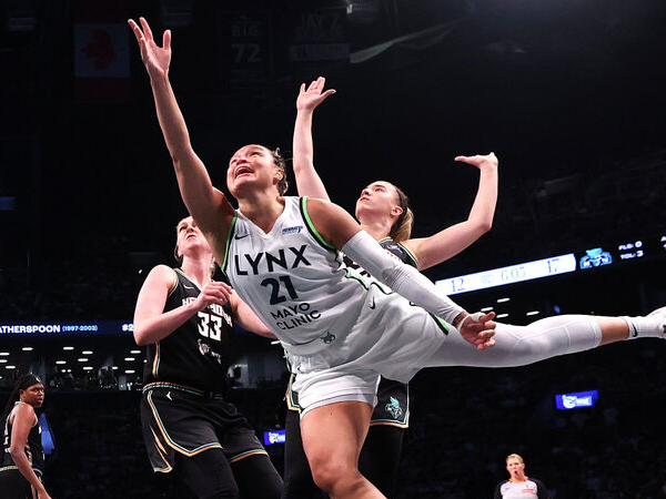 Kayla McBride (depan) mencetak 18 poin saat Minnesota Lynx mengalahkan tuan rumah New York Liberty 83-71 pada Minggu Minggu (10/8) sore. (Foto: AP)