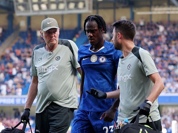 Trevoh Chalobah ditarik keluar saat laga Chelsea kontra Milan. (Foto: Getty Images)