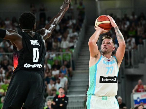 Luka Doncic (kanan) membukukan 19 poin dalam laga pemanasan jelang Eurobasket 2025 versus Jerman. (Foto: AFP)
