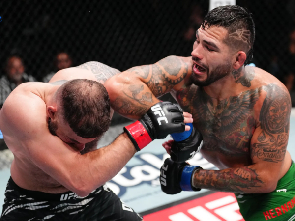 Anthony Hernandez (kanan) mendominasi Roman Dolidze. (Foto: Fight TV)