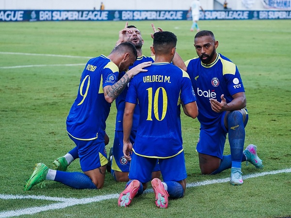 Para pemain Arema FC merayakan gol ke gawang PSBS Biak