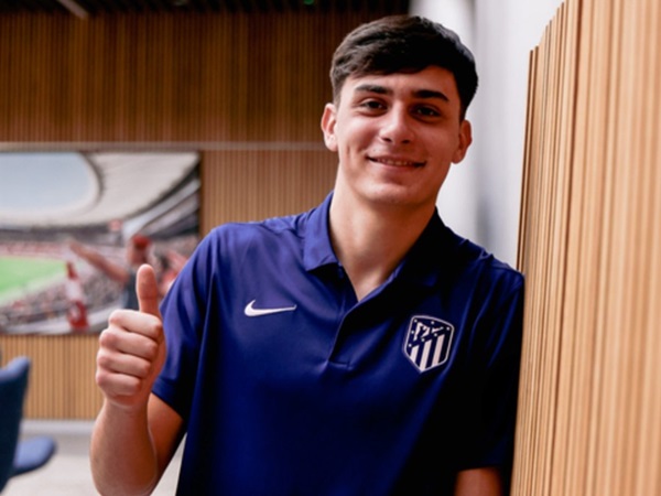 Barcelona Bantah Akan Merekrut Bek Berbakat Atletico