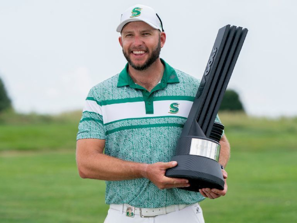 Dean Burmester berpose dengan trofi LIV Golf Chicago. (Foto: Golf Digest)