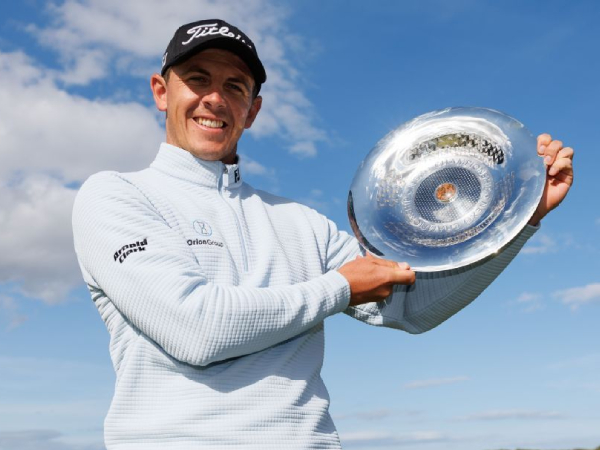 Grant Forrest berpose dengan trofi Nexo Championship. (Foto: AP)