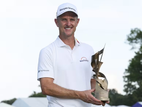 Justin Rose berpose dengan trofi FedEx St. Jude Championship. (Foto: Golf Digest)