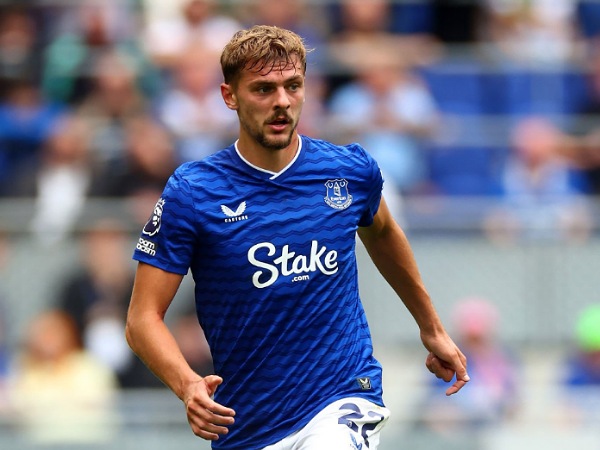 Gelandang Everton, Kiernan Dewsbury-Hall