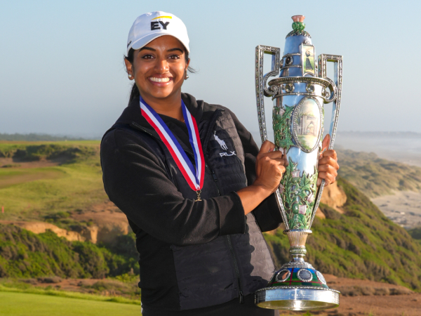 Megha Ganne berpose dengan trofi U.S. Women’s Amateur. (Foto: AP)