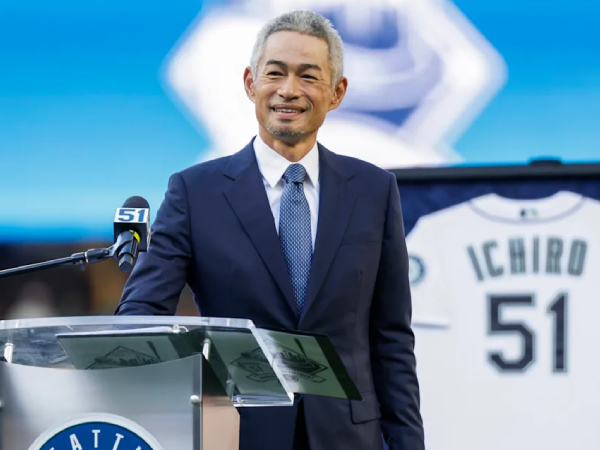 Ichiro Suzuki memberikan pidato dalam acara pemensiunan nomor 51 pada Sabtu (9/8). (Foto: AP)