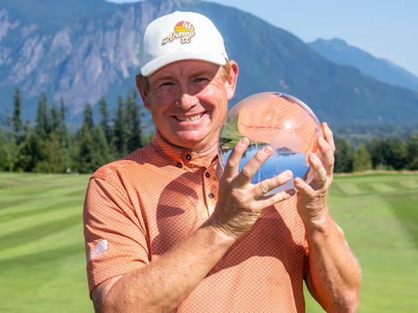 Steve Allan berpose dengan trofi Boeing Classic. (Foto: Golf Digest)