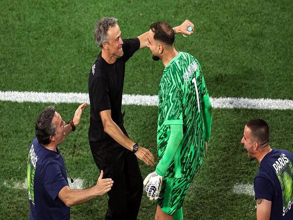 Gianluigi Donnarumma menyidir Luis Enrique sebagai sosok yang tak lagi menginginkan jasanya di PSG, dalam surat perpisahan yang ditulisnya untuk para suporter Les Parisiens / via Getty Images