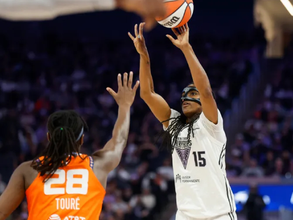 Tiffany Hayes (kanan) mencetak 17 poin saat Golden State Valkyries menang 74-57 atas Connecticut Sun pada Senin (11/8) di San Francisco. (Foto: AP)