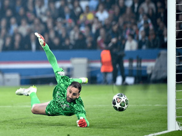 Keputusan PSG yang memilih untuk mendepak Gianluigi Donnarumma musim panas ini dipertanyakan oleh kiper legendaris Italia, Dino Zoff / via Getty Images