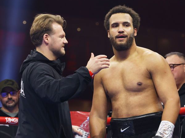 Moses Itauma (kanan) bersama pelatih Ben Davison. (Foto: Fight TV)