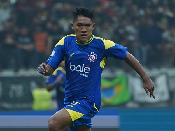 Pemain Arema FC, Dwiki Mardiyanto di pertandingan kontra PSBS Biak