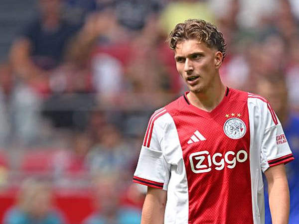 Dekati Mika Godts, Napoli Jalin Negosiasi Awal dengan Ajax