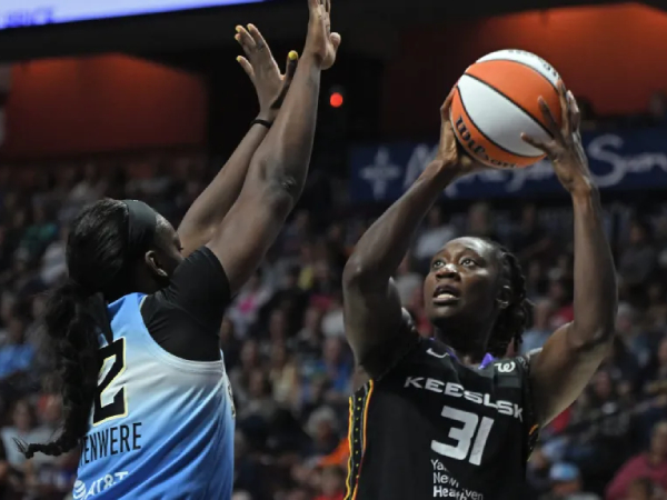 Tina Charles (kanan) mencetak 15 poin saat Connecticut Sun meraih kemenangan 71-62 atas Chicago Sky pada Rabu (13/8). (Foto: AP)