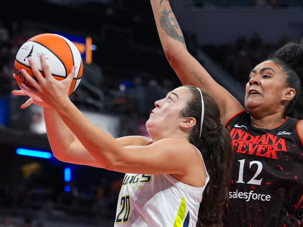 Maddy Siegrist (kiri) mencetak 22 poin saat tim tamu Dallas Wings menahan Indiana Fever 81-80 pada Selasa (12/8) malam. (Foto: AP)