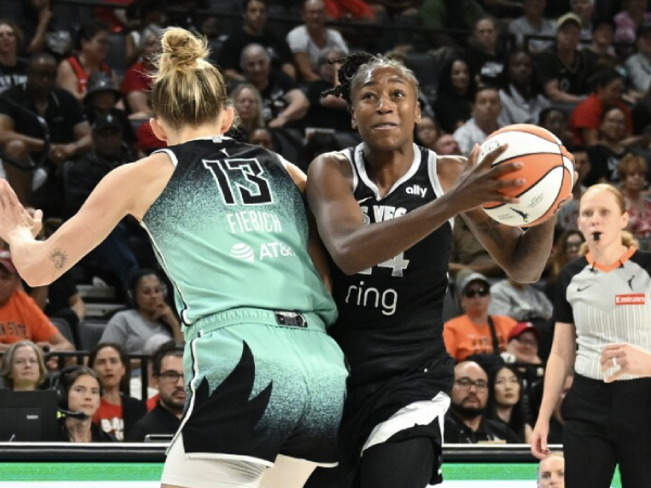 Jewell Loyd (kanan) mencetak 21 poin saat Las Vegas Aces meraih kemenangan 83-77 atas tim tamu New York Liberty pada Rabu (13/8). (Foto: AP)